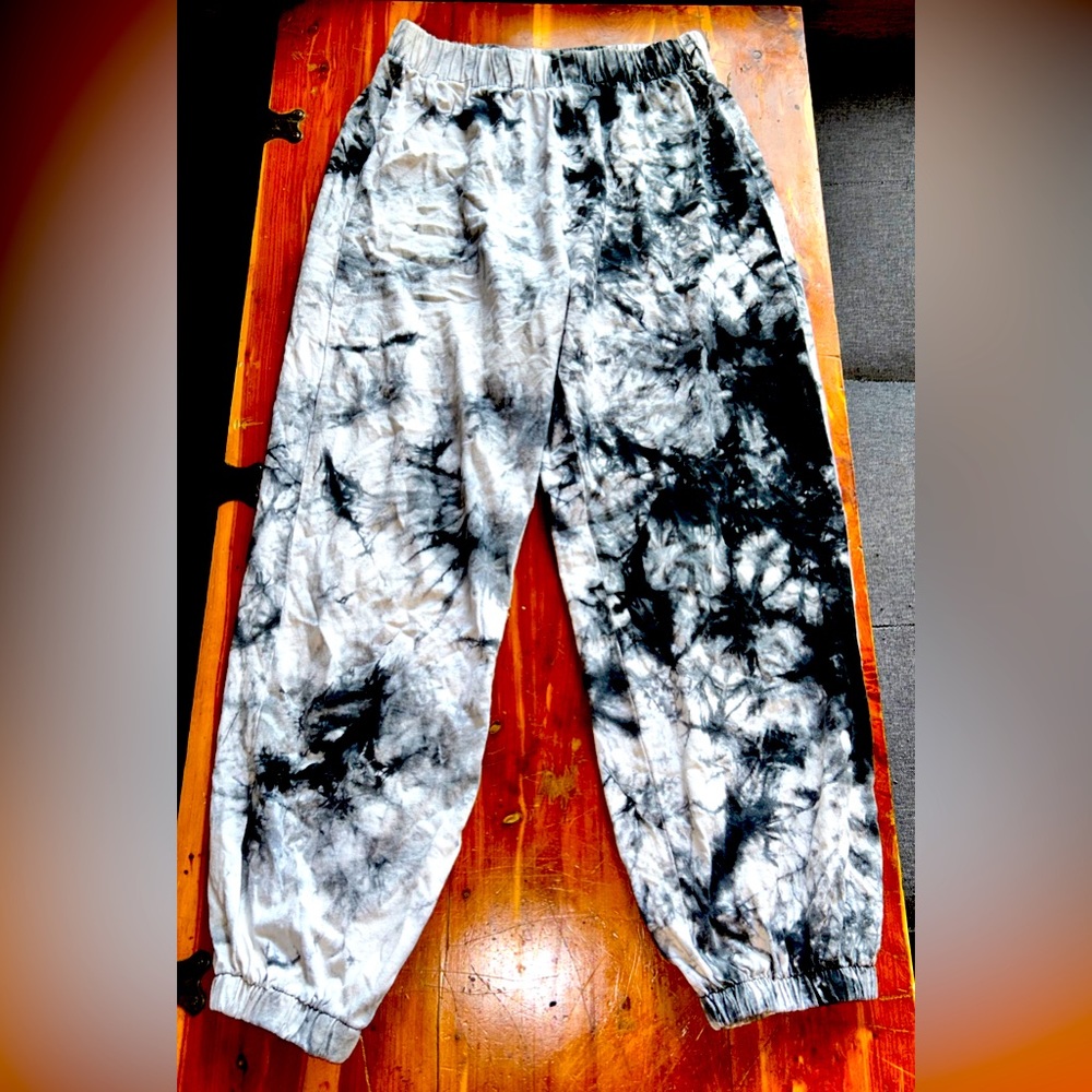Black and White Tye Dye Romwe Brand Women’s Joggers Size Medium